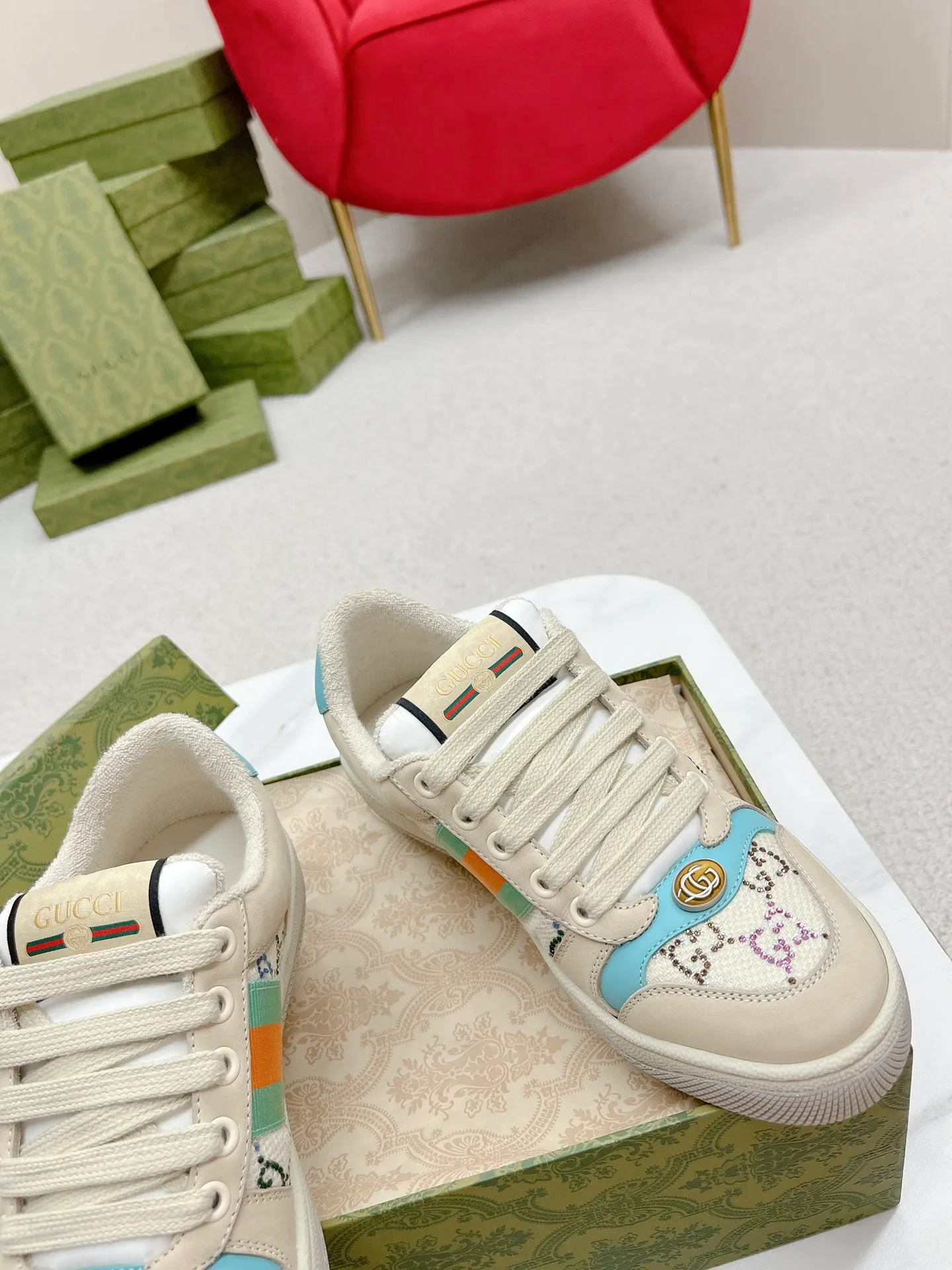 👟👟Ex-factory price 480👟👟 Gucci————Purchase version GG series distressed dirty shoes-hot style is coming! 9 times out of 10 sales, you will definitely get the money. Ready stock! Spot goods! Spot goods! New colors added - the ultimate version on the market! Purchase the original version and develop it... fabric, material, outsole, and details can be compared at will! Open-mold Swarovski one-to-one replica rhinestone chain...Metal cherry pendant...Metal double G crystal cylindrical mark...Gucci original customized narrow webbing...Super flash series - flash diamond chain. The cherry decoration is detachable and can be changed into two to match with each other to show your personality. Exclusive color-brushed cowhide fabric. Hand-made distressed is very textured and has a sense of luxury! The details of the workmanship can be seen in the drawings, and no line is missed. The original terry cloth is delicate, soft and more comfortable and breathable. The privately stamped two-color original TPU outsole (lower layer is wider, upper layer is narrower). Matching packaging⭐️ Size: Female 35-40 (Female 41 customized)